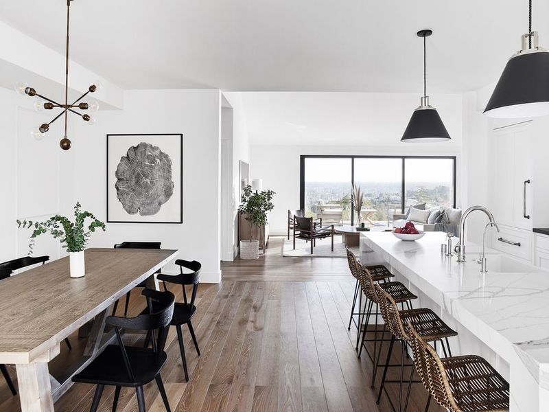Thiết kế nội thất Scandinavian hiện đang là xu hướng nổi bật trong lĩnh vực thiết kế nội thất. Với sự kết hợp tuyệt vời giữa tính tiện lợi và tinh tế, bạn sẽ có một không gian sống đẹp và thoải mái. Hãy trải nghiệm và khám phá ngay ngôi nhà Scandinavian của bạn.