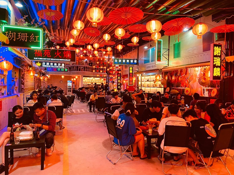 Muốn tìm một không gian phong cách Hongkong độc đáo và đẹp mắt? Năm 2024, các quán cafe với thiết kế phong cách Hoa đậu trường luôn tạo được sự chú ý của khách hàng. Không gian nhiều màu sắc và độc đáo này sẽ mang lại trải nghiệm hoàn hảo cho những người yêu thích văn hóa đầy màu sắc của Hongkong. Điều đó thật tuyệt vời, đúng không?